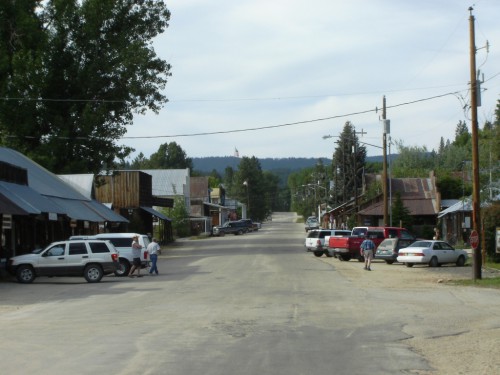 Pohled do Main Street. Hledejte kamarády z osady.